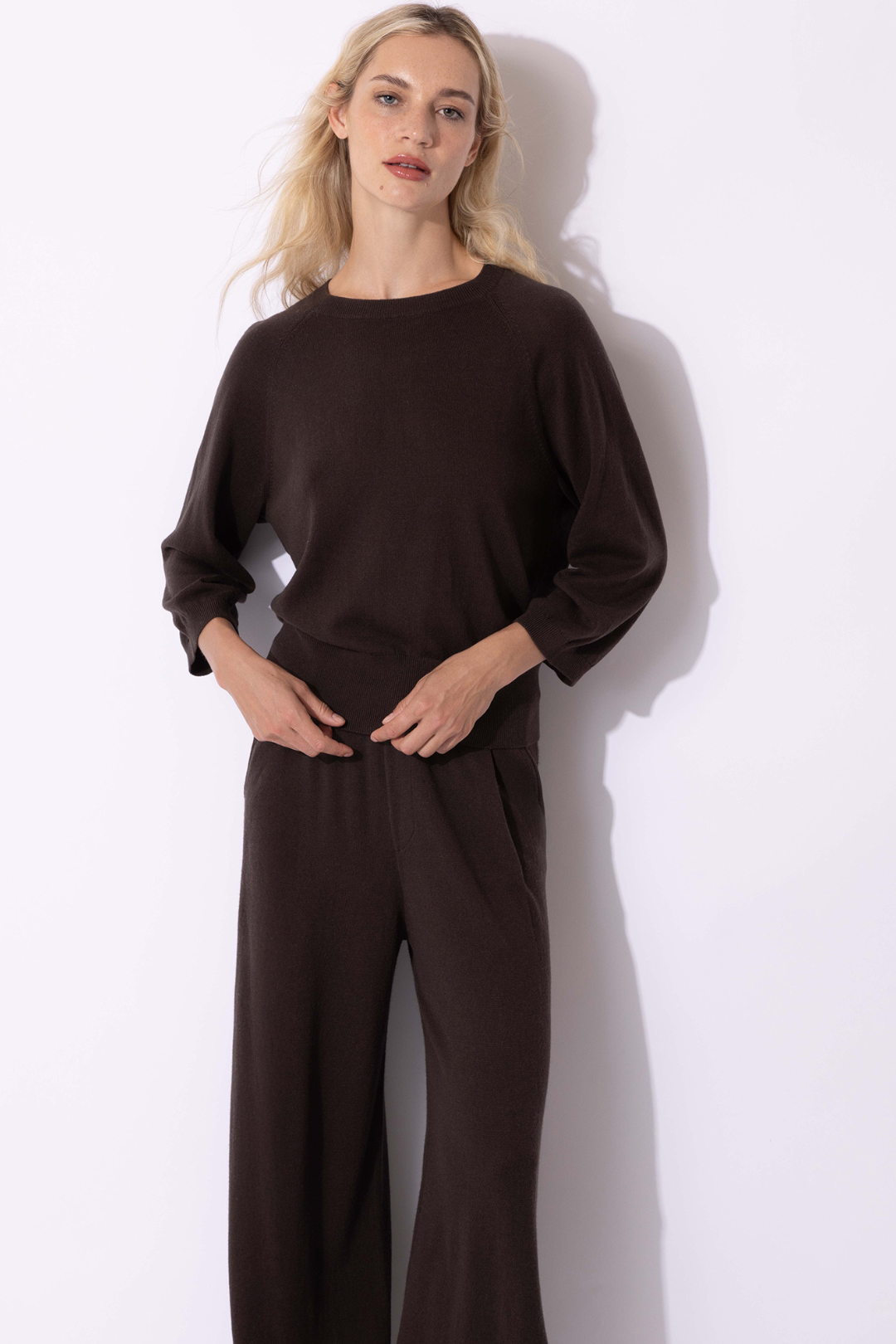 Classic Crew Neck Knit with Ribbed Cuffs