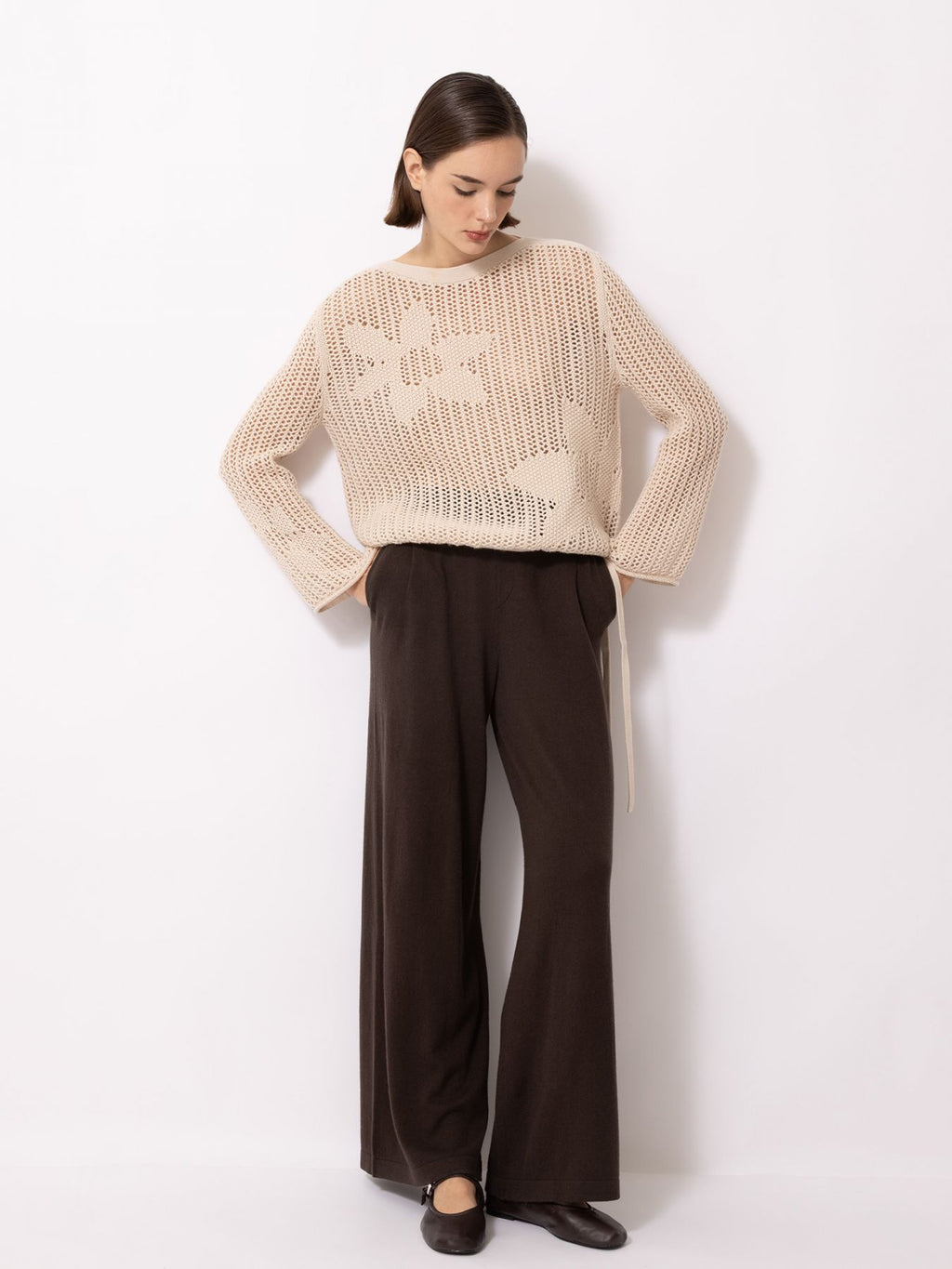 Ajour-Pullover mit Blumen