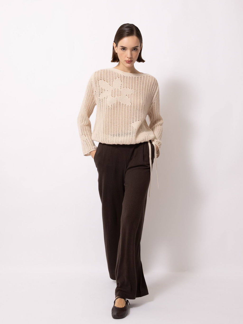 Ajour-Pullover mit Blumen
