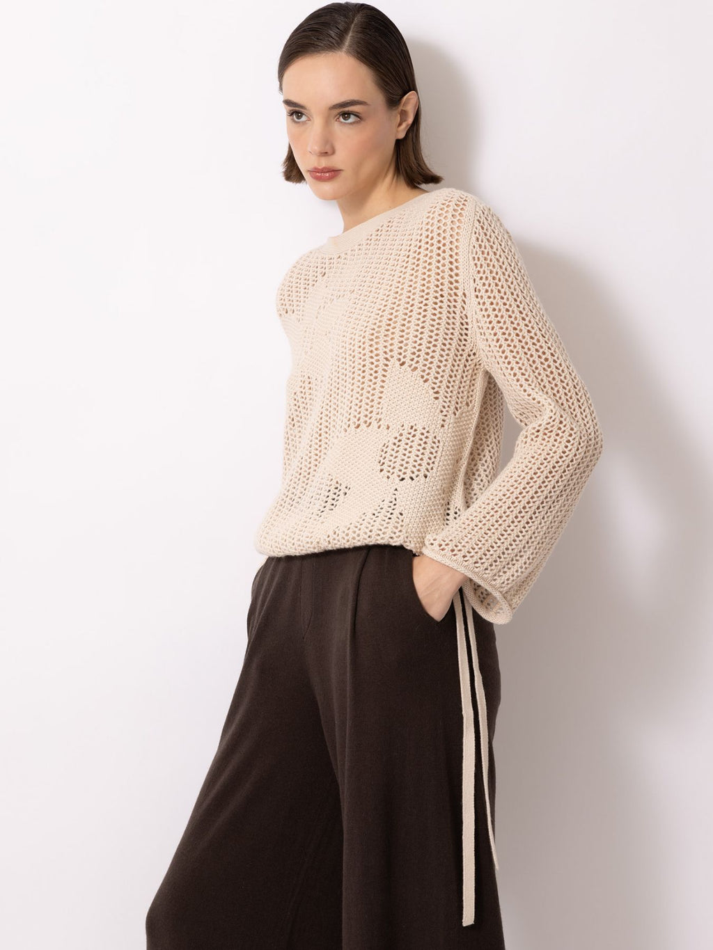 Ajour-Pullover mit Blumen