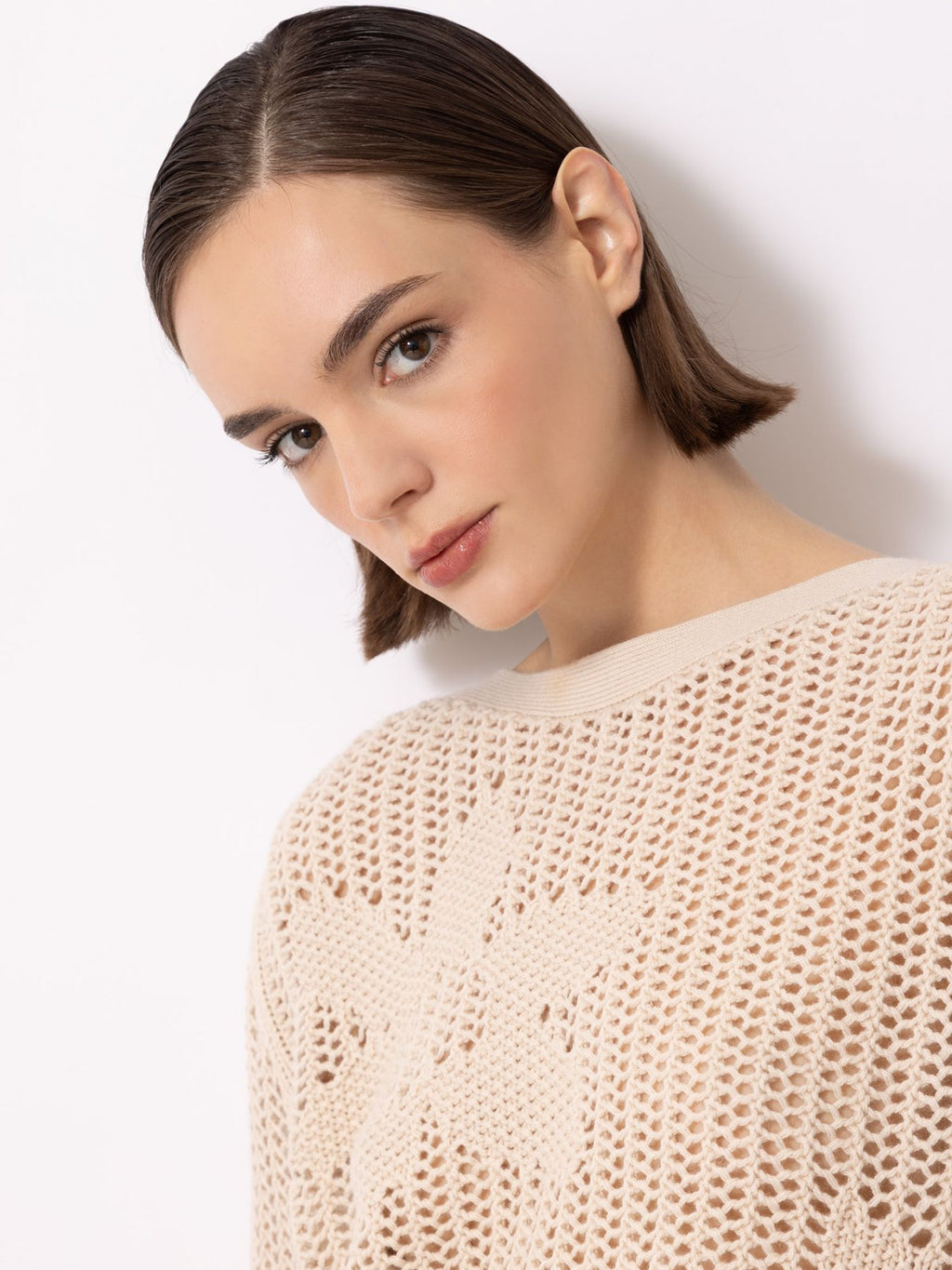 Ajour-Pullover mit Blumen