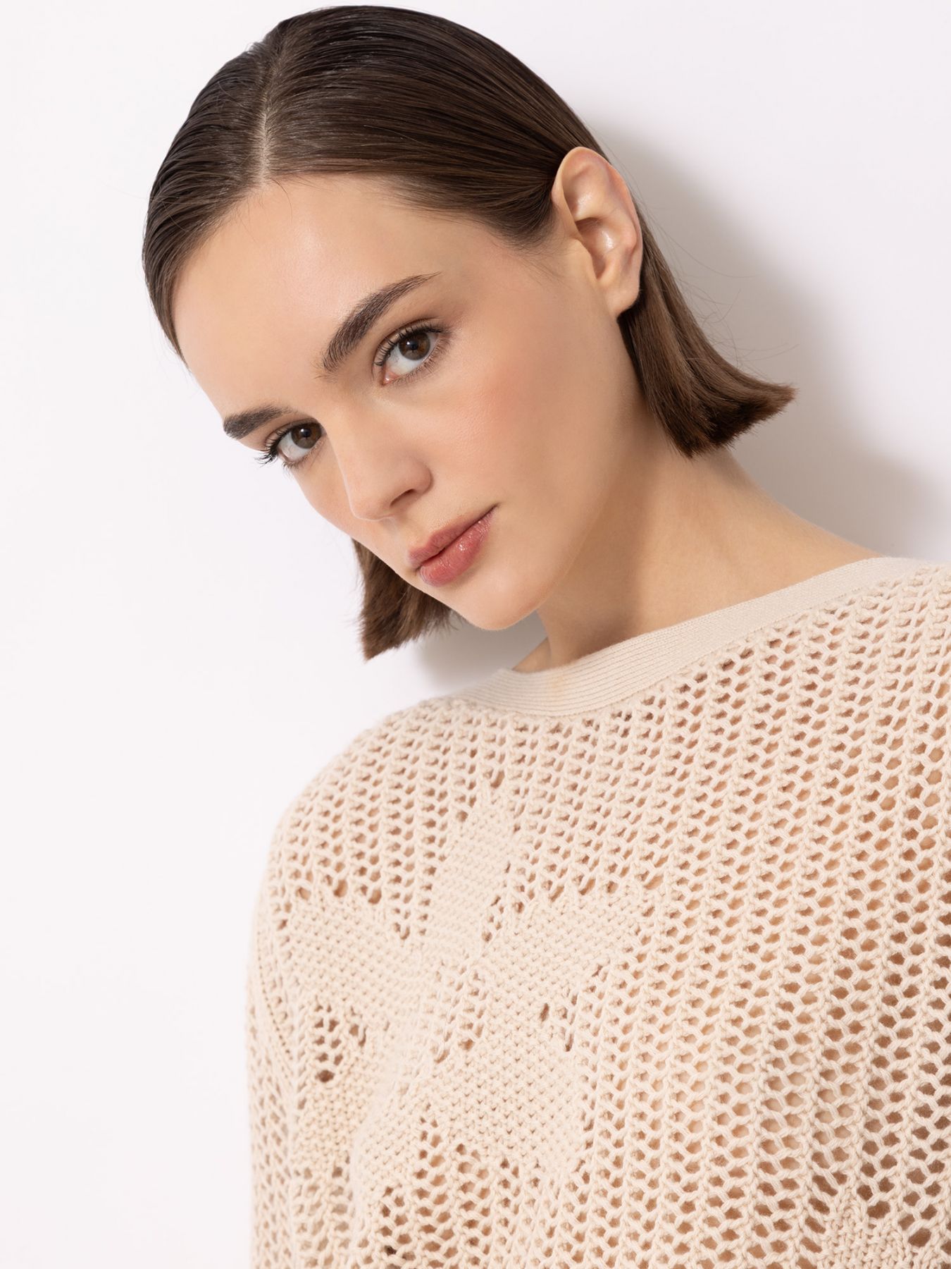 Ajour-Pullover mit Blumen