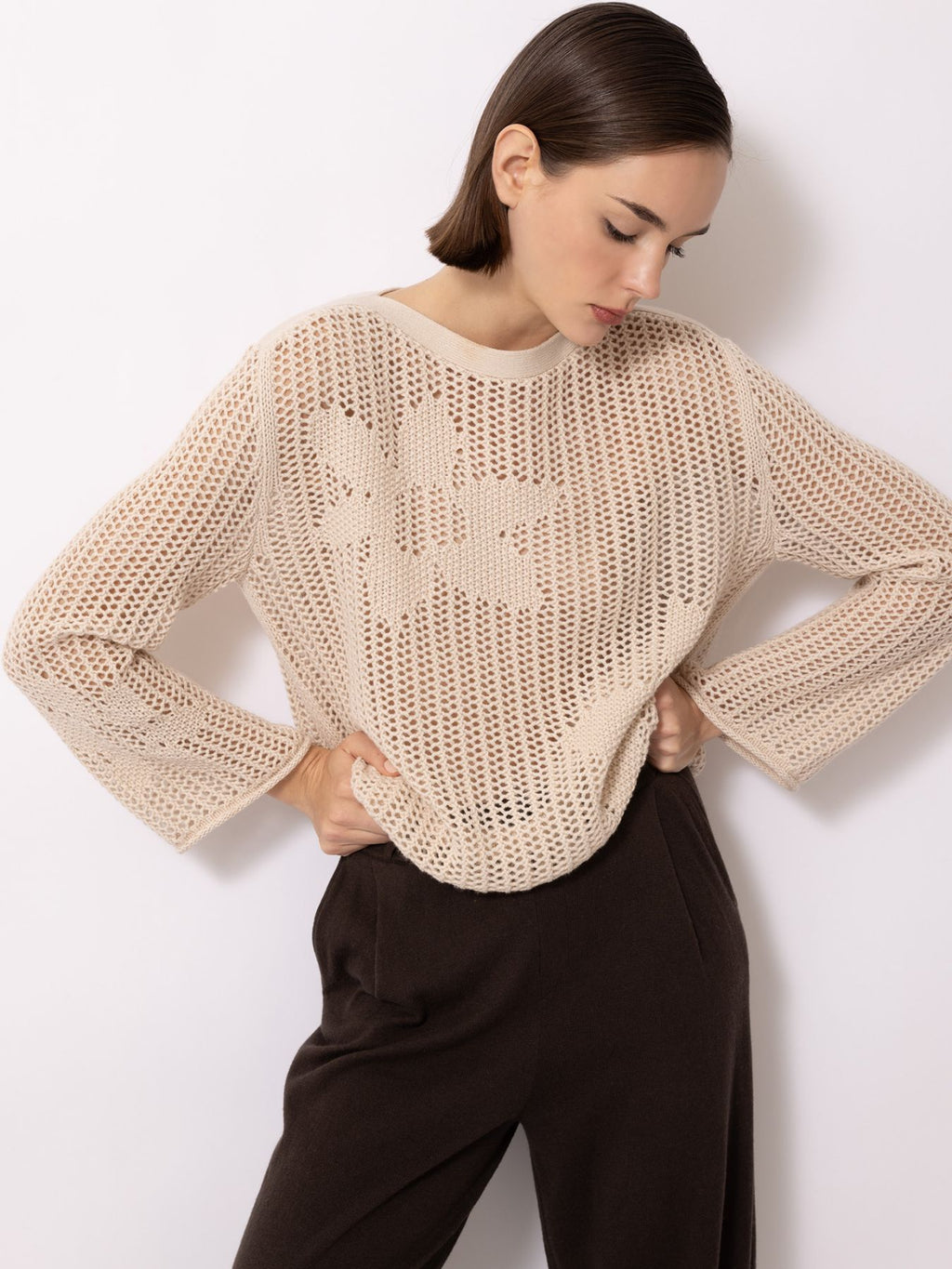 Ajour-Pullover mit Blumen