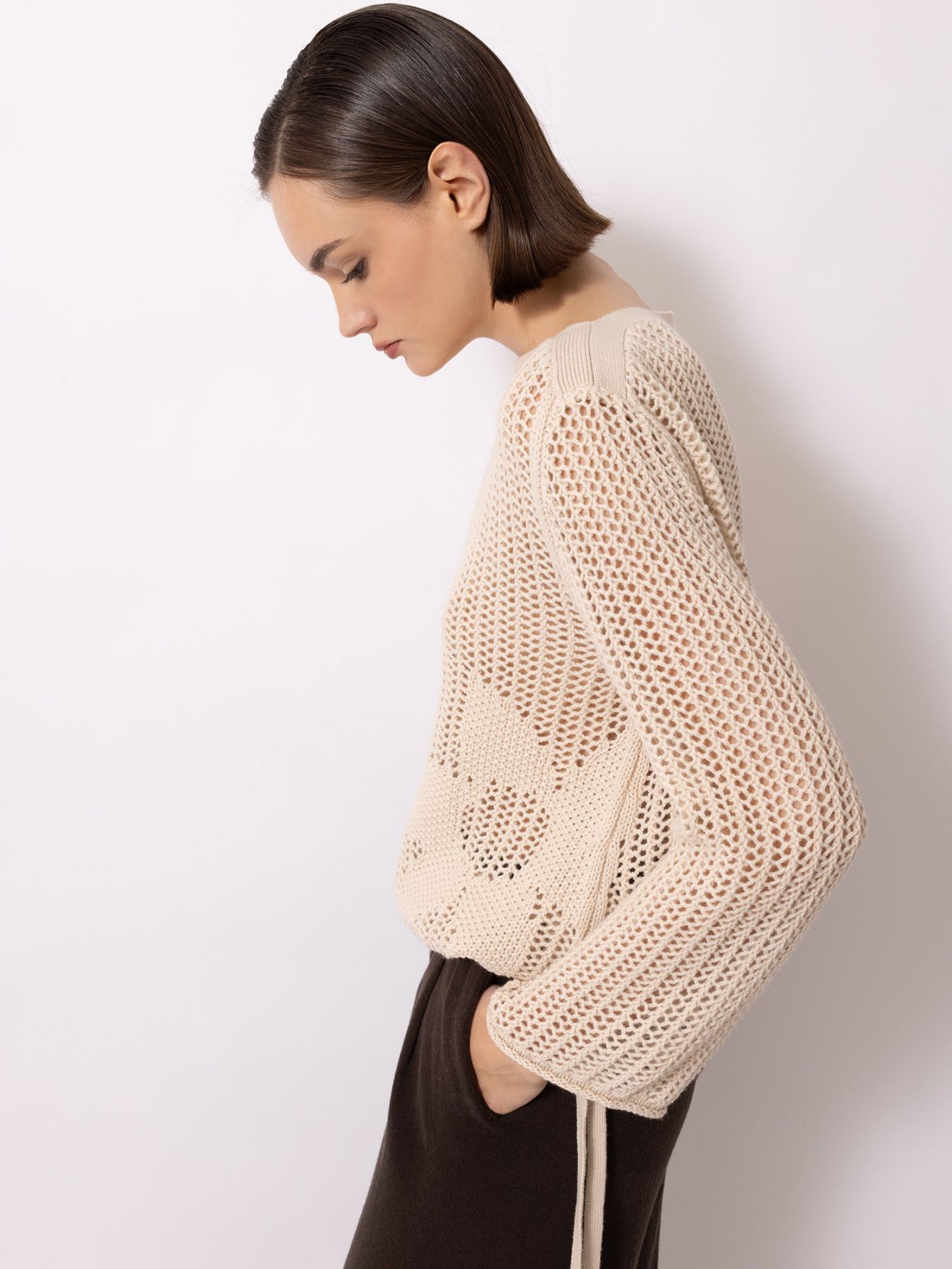 Ajour-Pullover mit Blumen