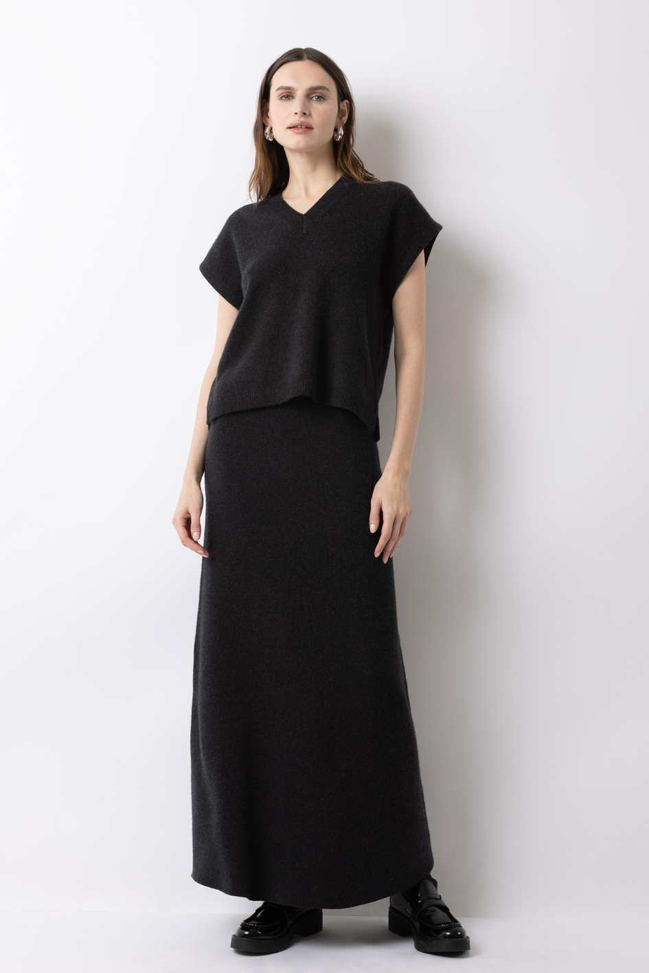 Skirt with wide hem