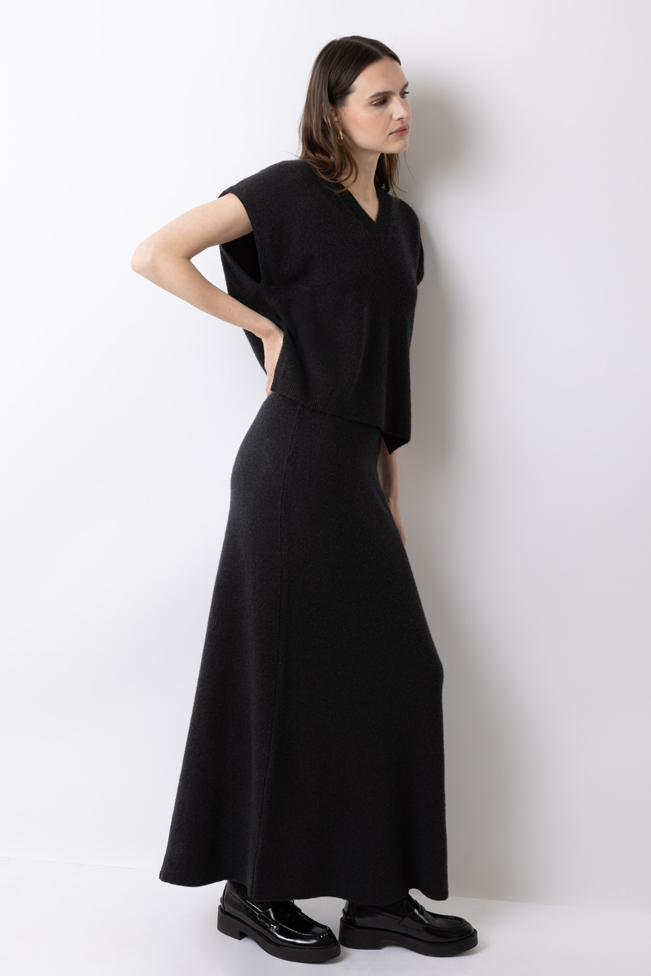 Skirt with wide hem