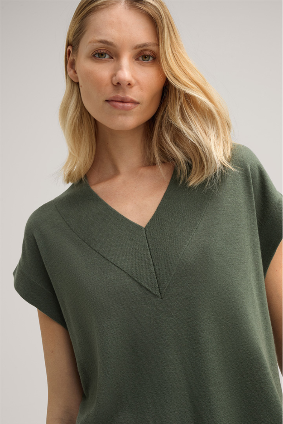 T-Shirt V-Neck with Side Slits