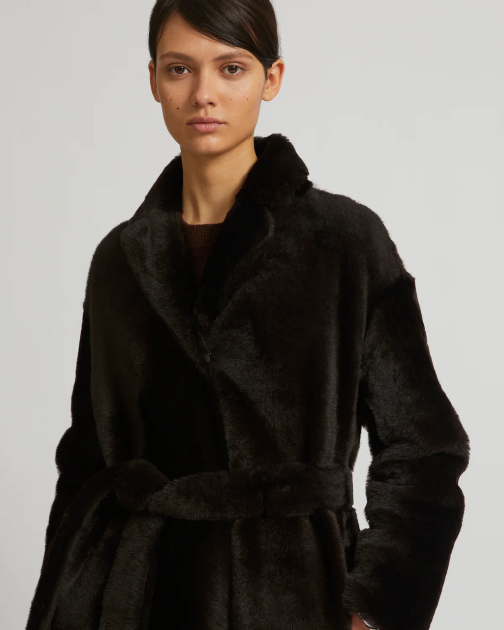 Mantel aus Lammfell mit Gürtel