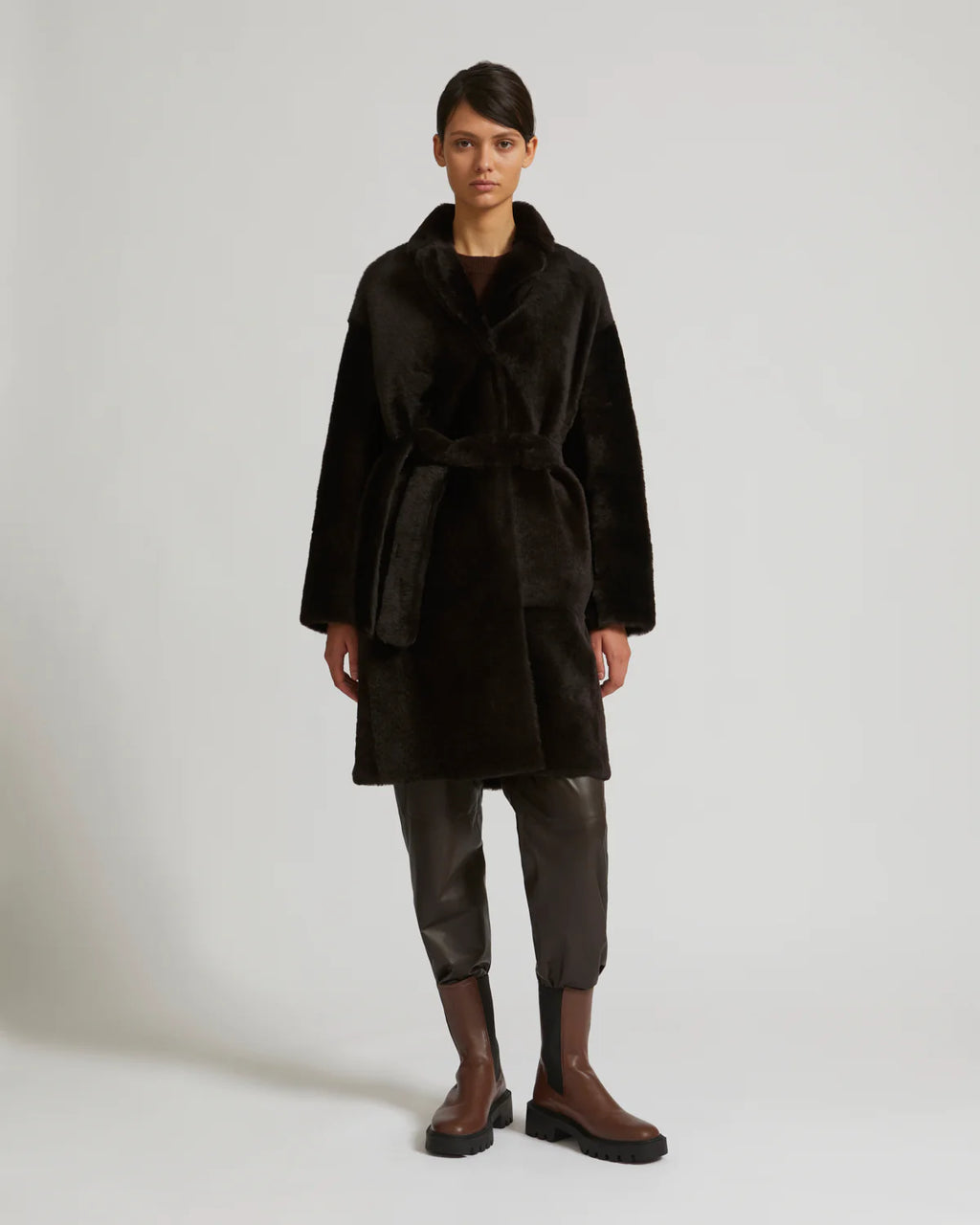 Mantel aus Lammfell mit Gürtel