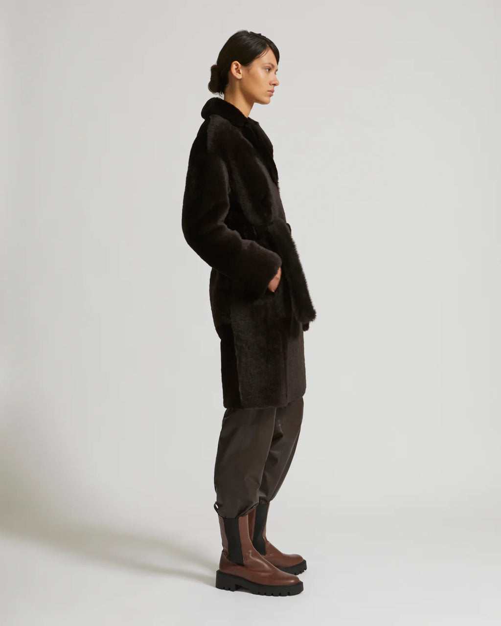 Mantel aus Lammfell mit Gürtel