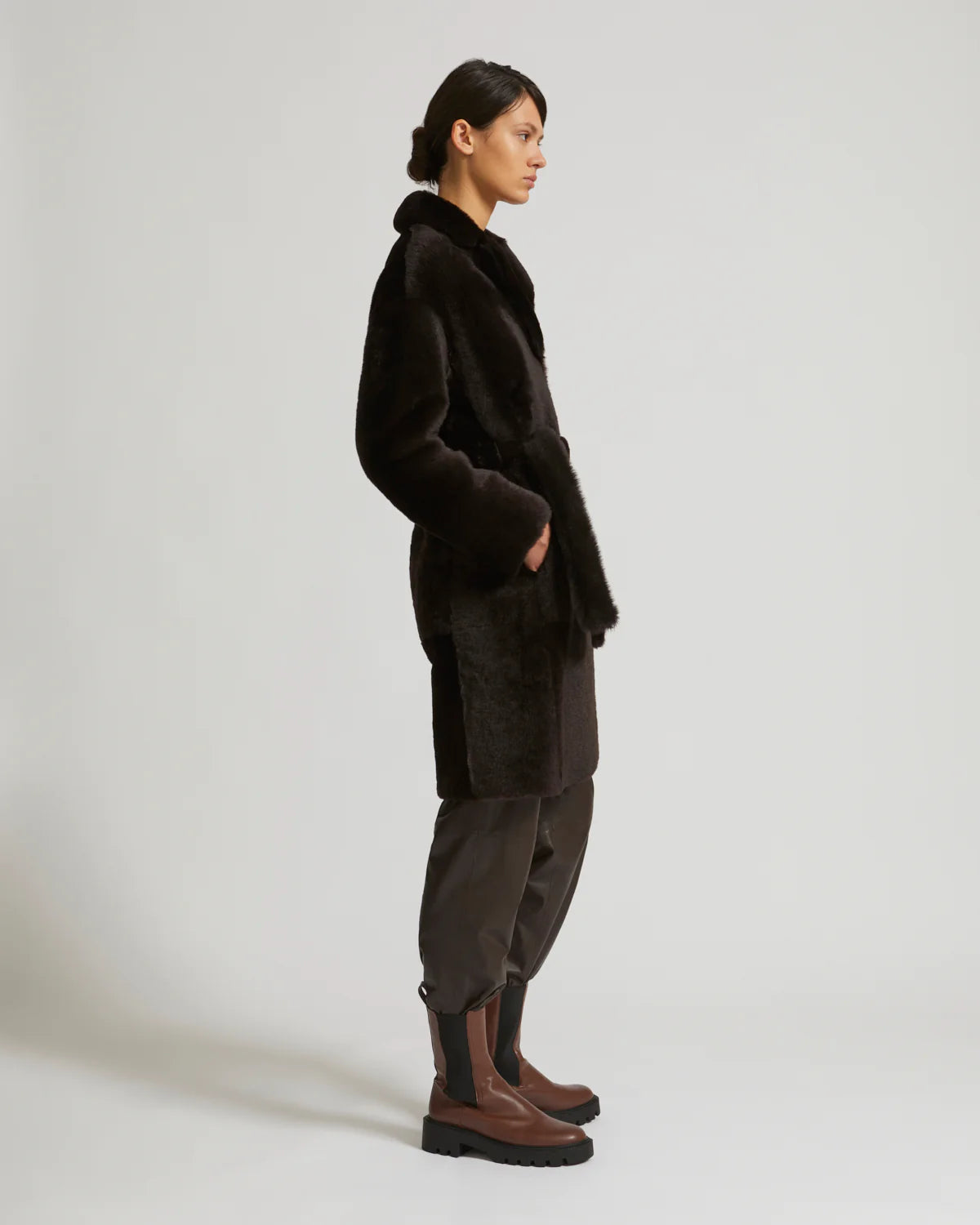 Mantel aus Lammfell mit Gürtel