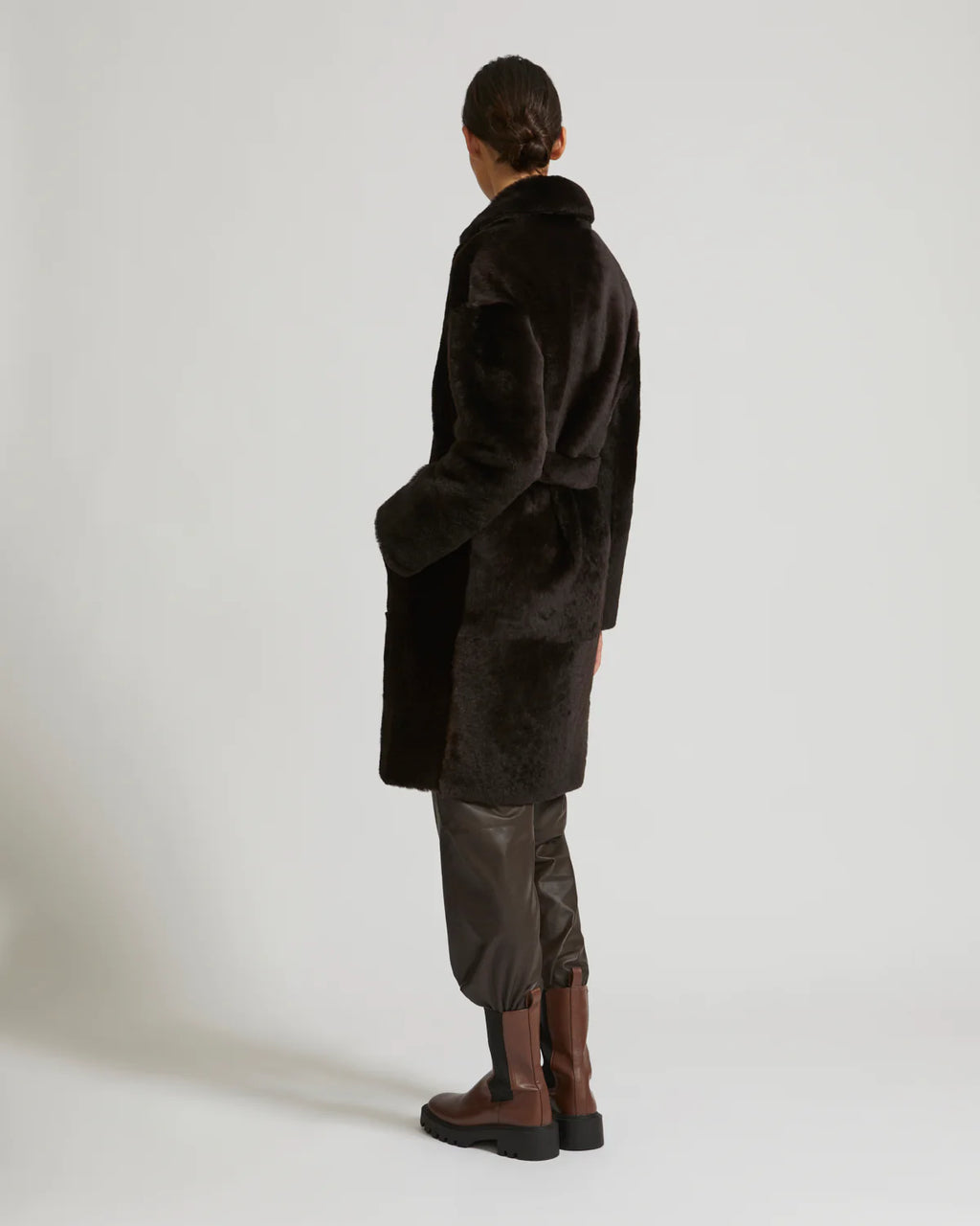 Mantel aus Lammfell mit Gürtel