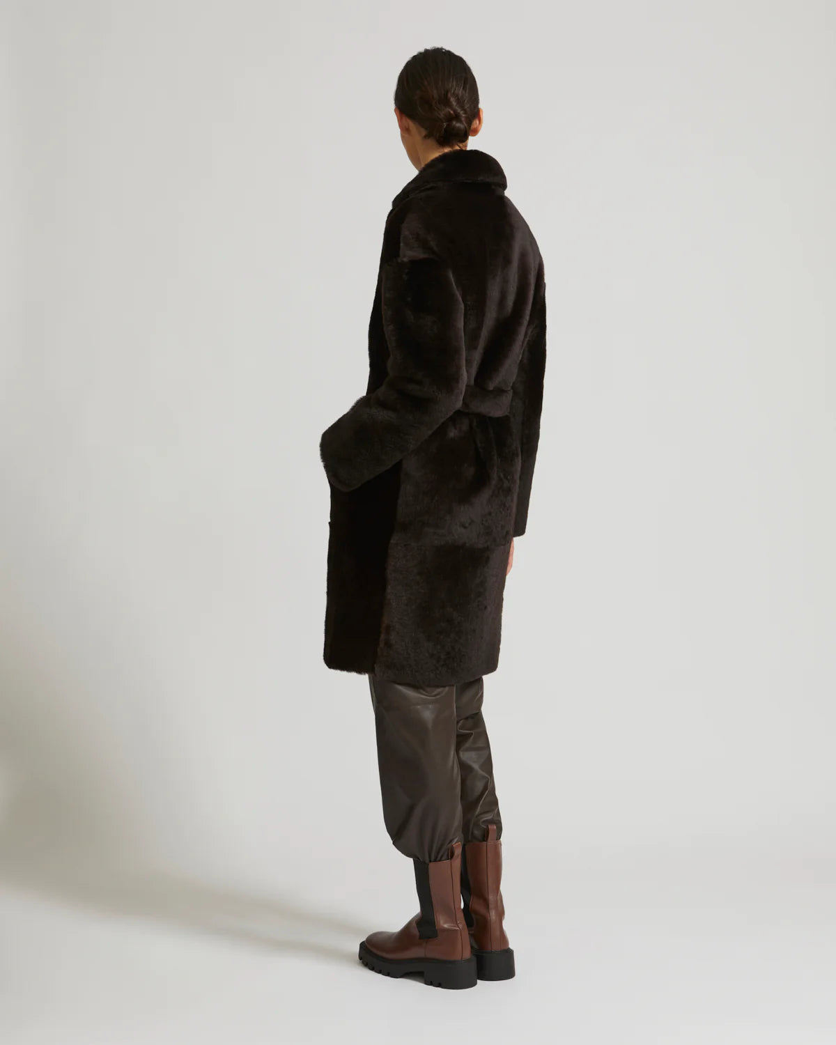 Mantel aus Lammfell mit Gürtel