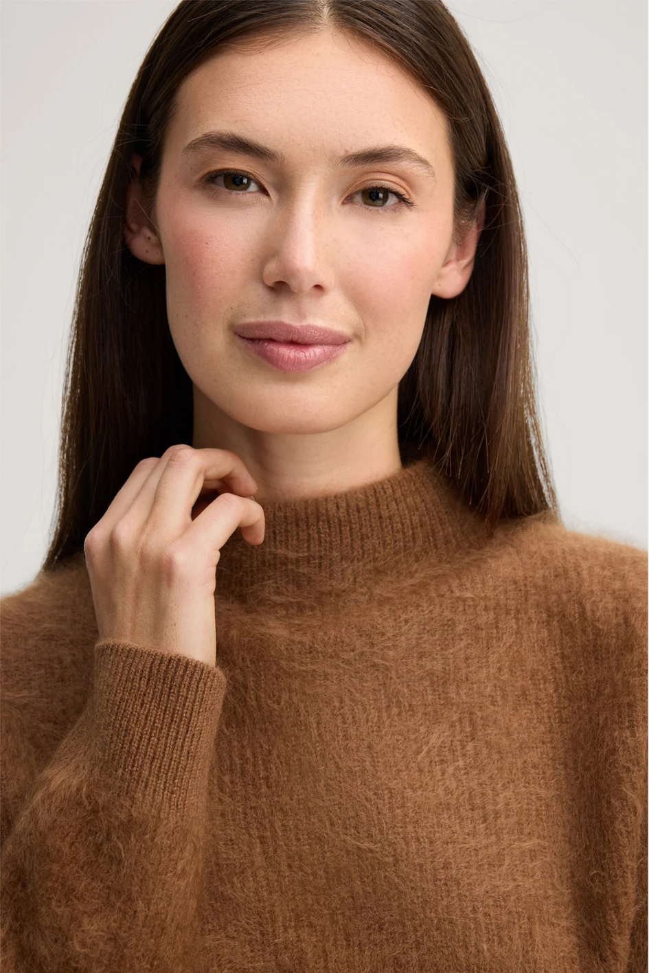 Brushed Cashmere Turtleneck Sweater in Caramel
