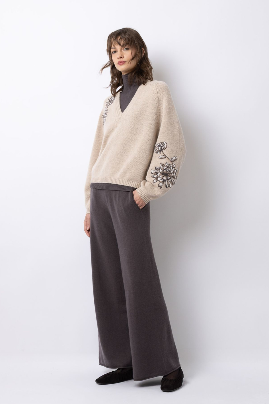 Cashmere V-Neck with Floral Embroidery