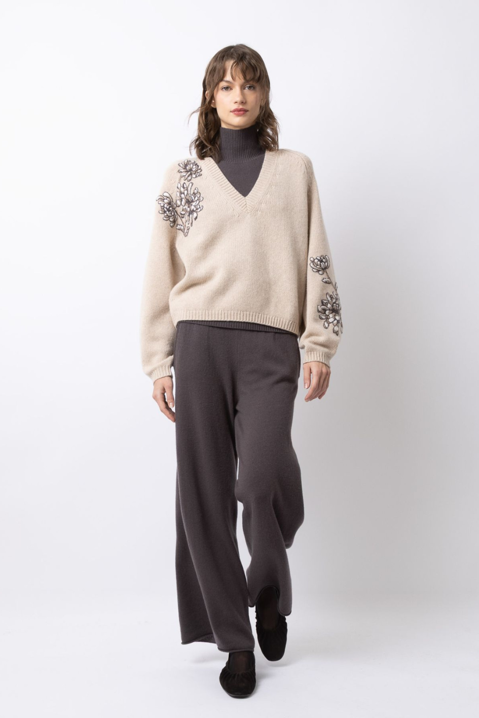 Cashmere V-Neck with Floral Embroidery