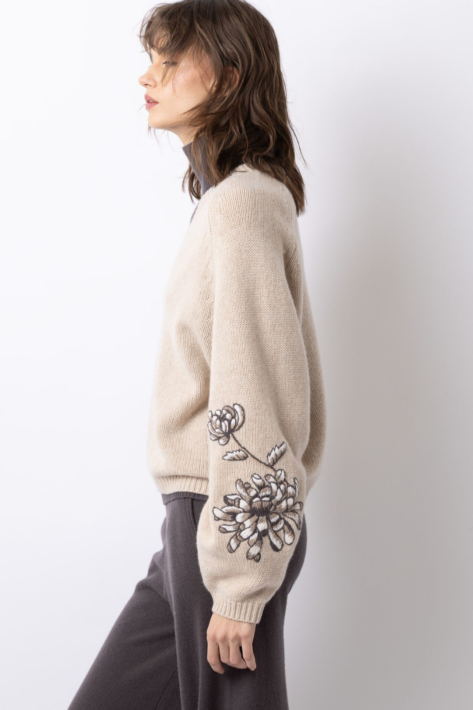 Cashmere V-Neck with Floral Embroidery