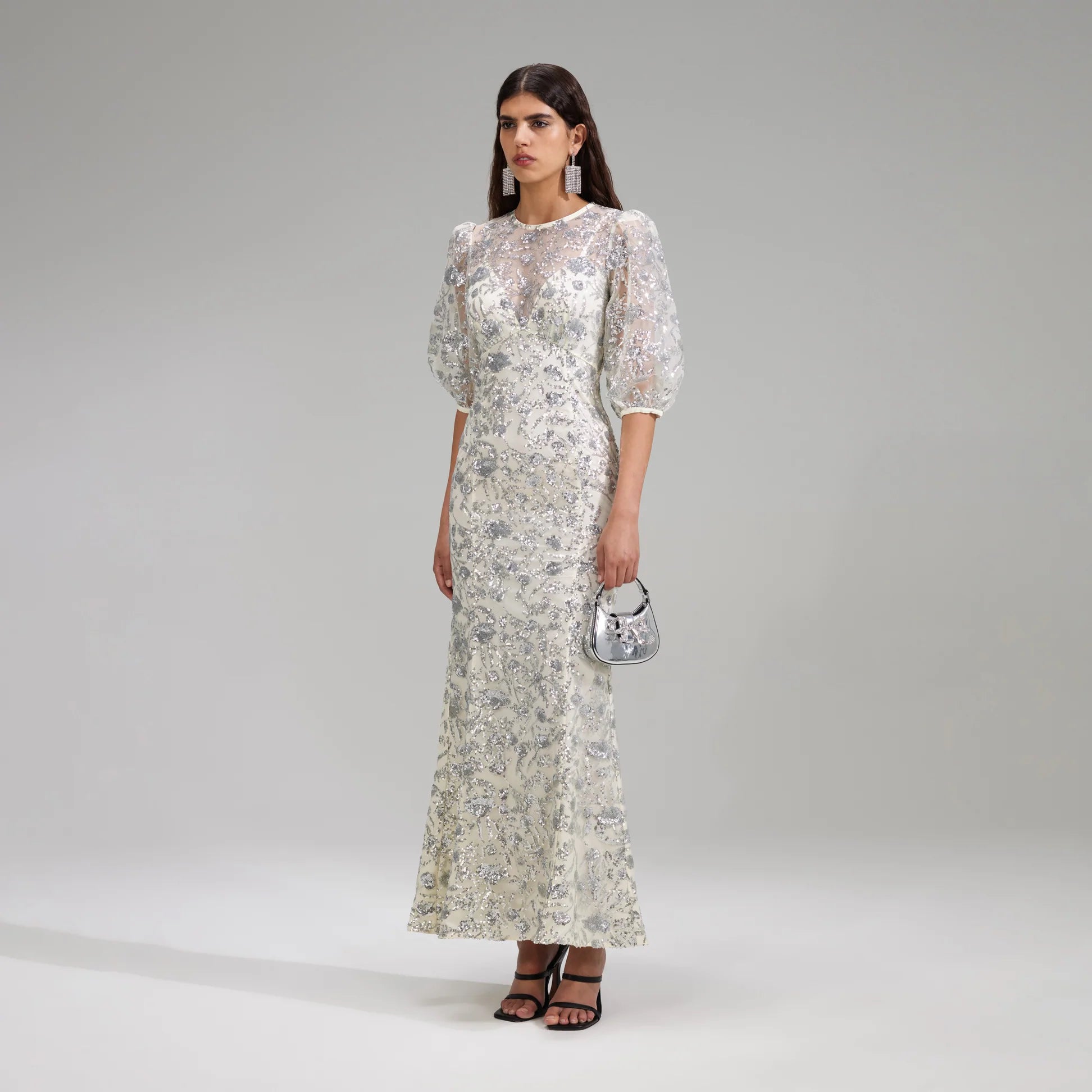 Champagnerfarbenes Maxikleid mit Pailletten