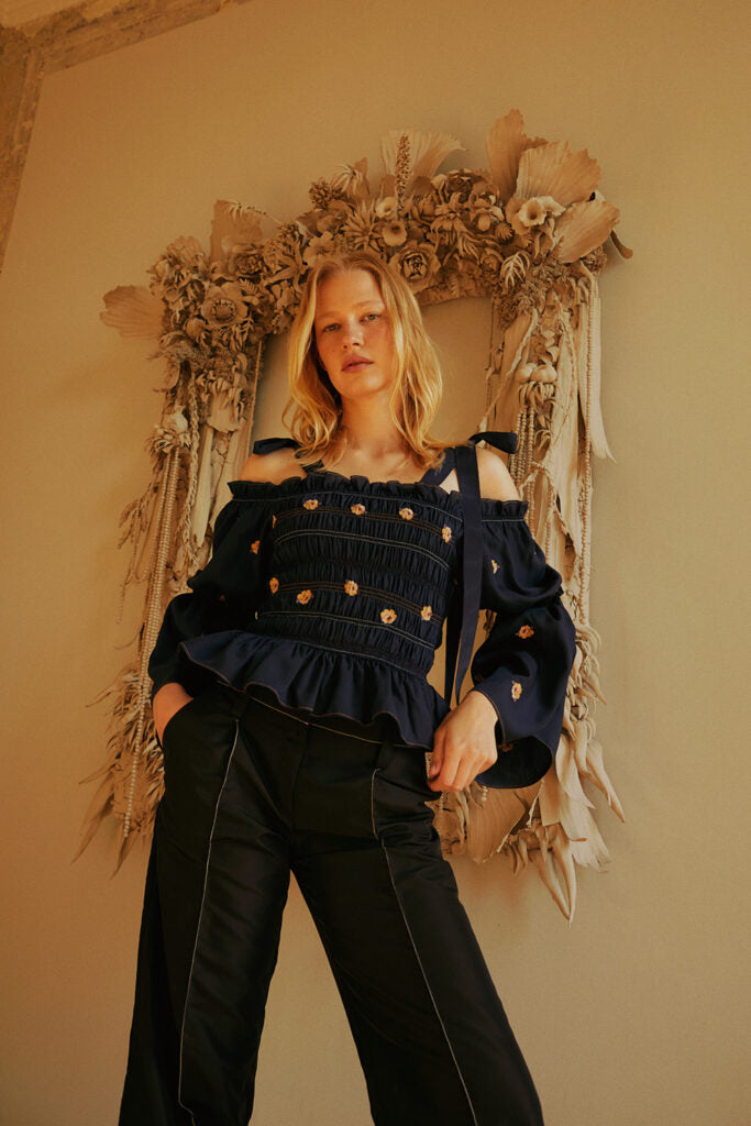 Top mit Blumenstickereien